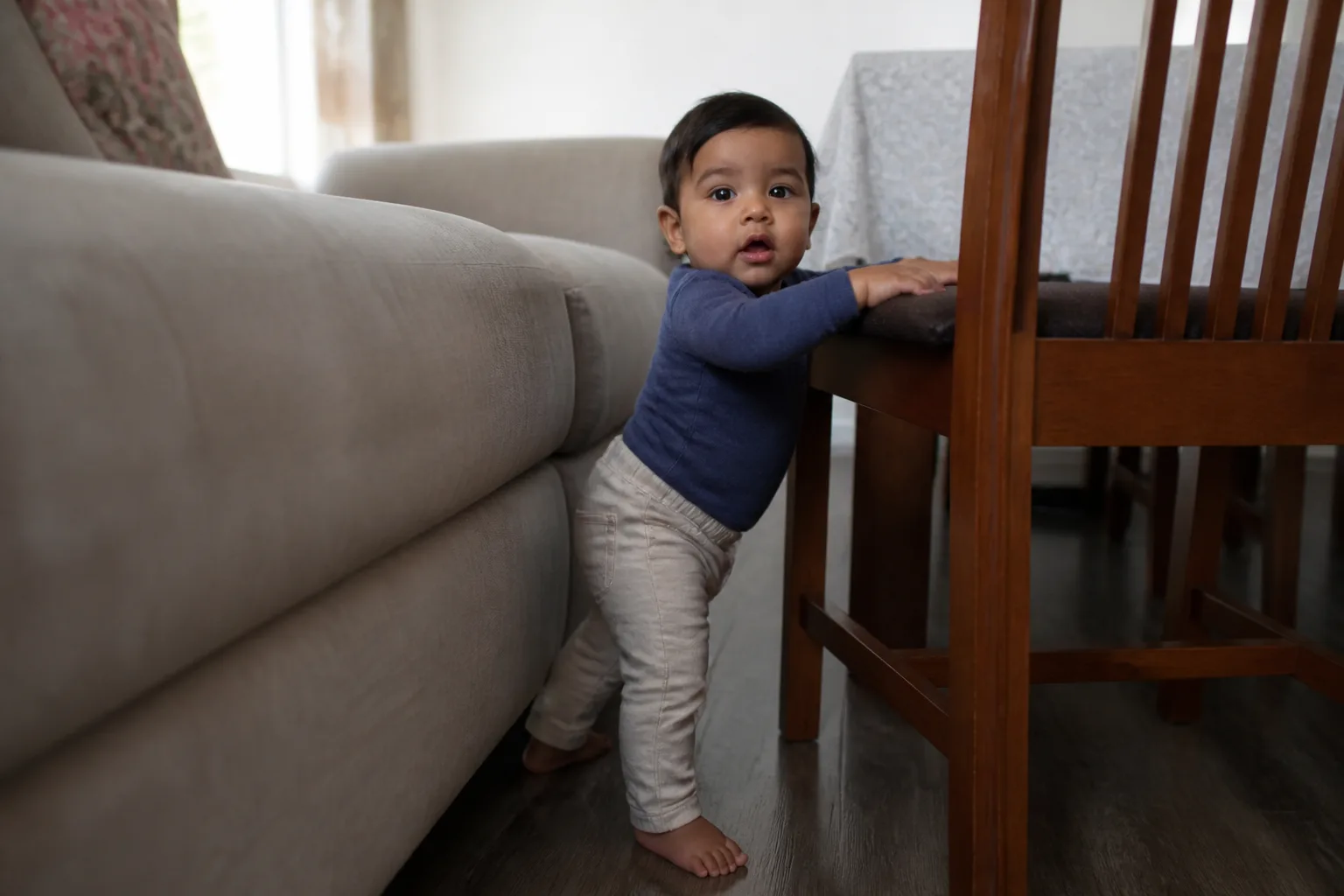 Niña incorporándose en el sofá, sin andadera