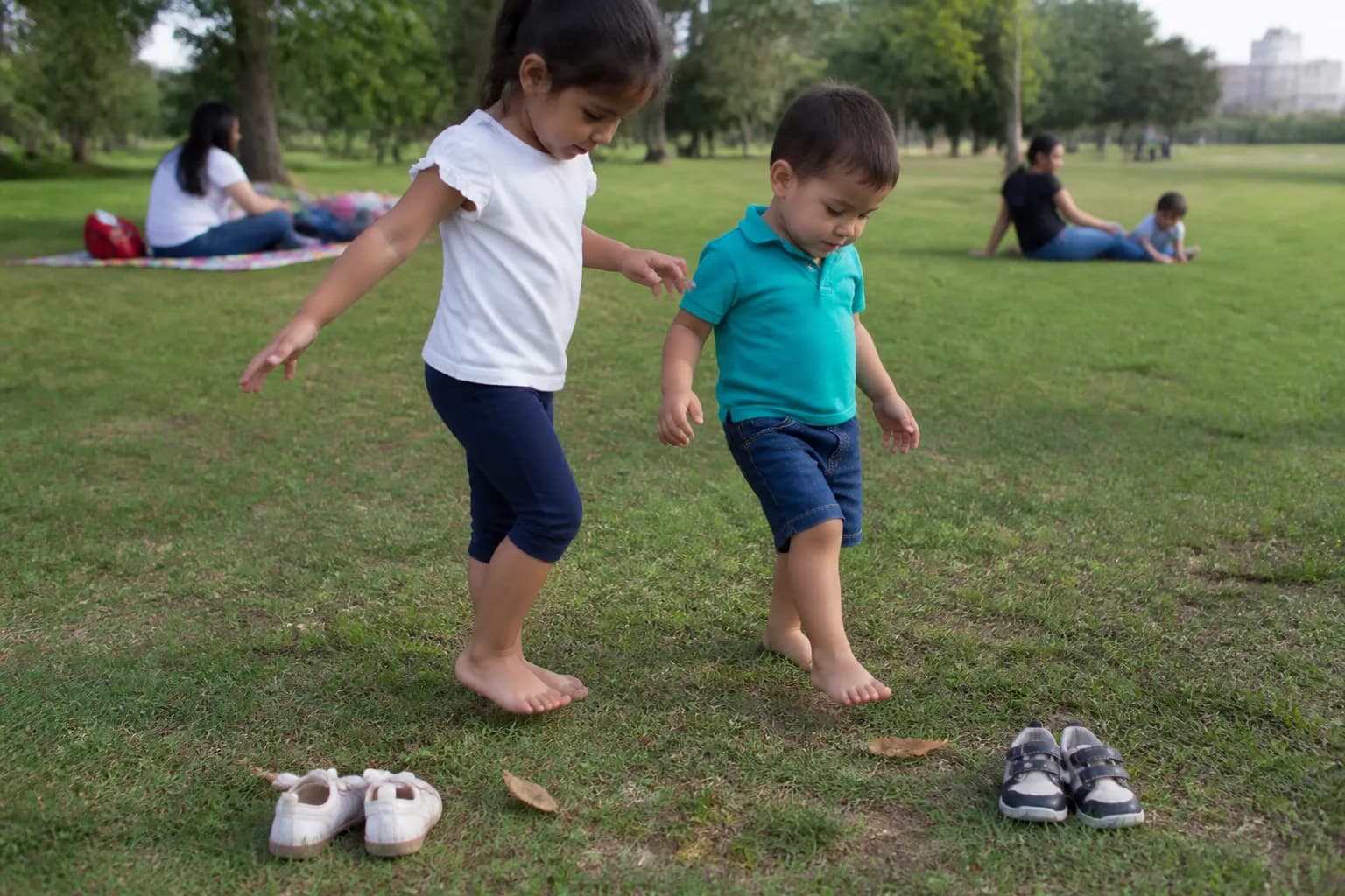 Zapatos a un lado, pies en el pasto