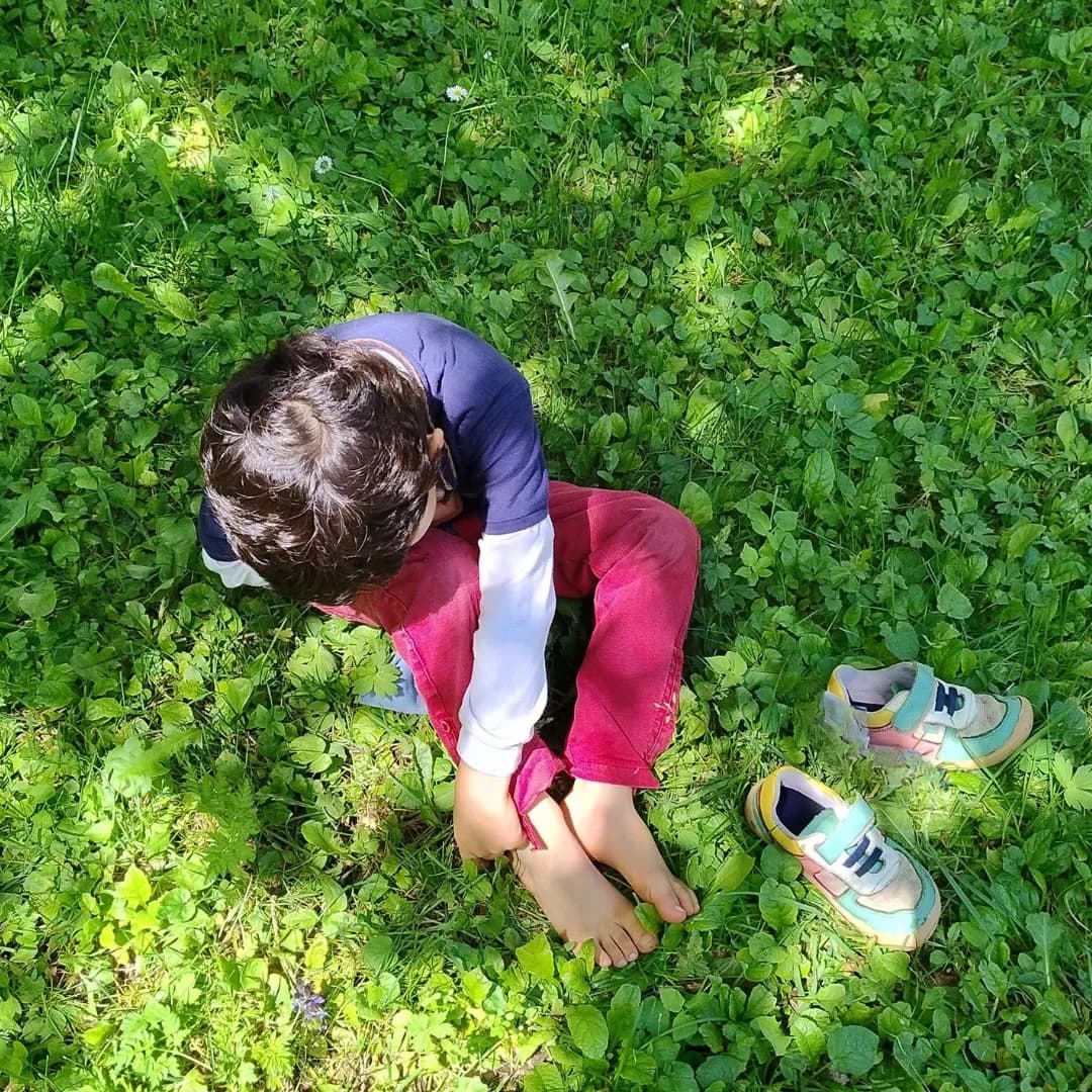 Somos una máquina perfecta: grounding y niños descalzos